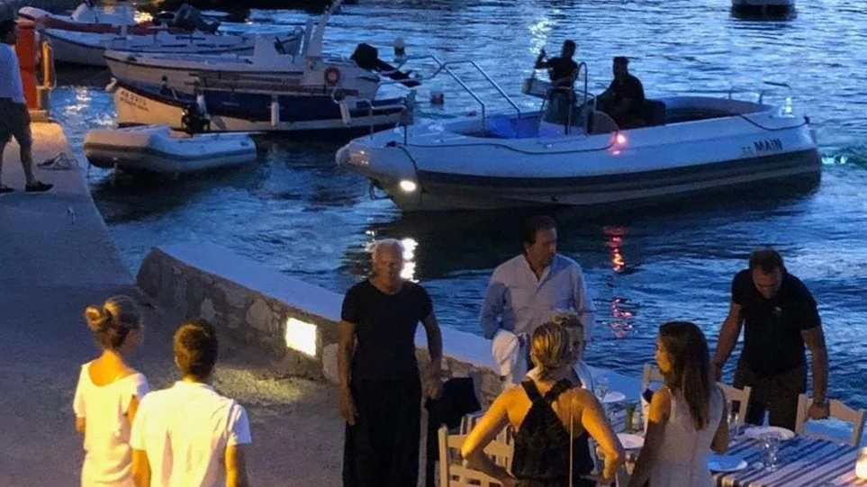 Ο Τζόρτζιο Αρμάνι απολαμβάνει τις διακοπές του στη Σχοινούσα (εικόνες)